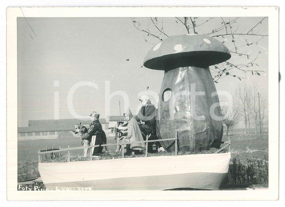 Fotografia d epoca originale 1965 ca LODI  CARNEVALE  Carro Cappuccetto Rosso 2 Foto PINO 15x10 1