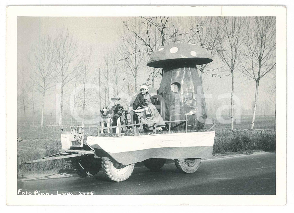 Fotografia d epoca originale 1965 ca LODI  CARNEVALE  Carro Cappuccetto Rosso 1 Foto PINO 15x10 1