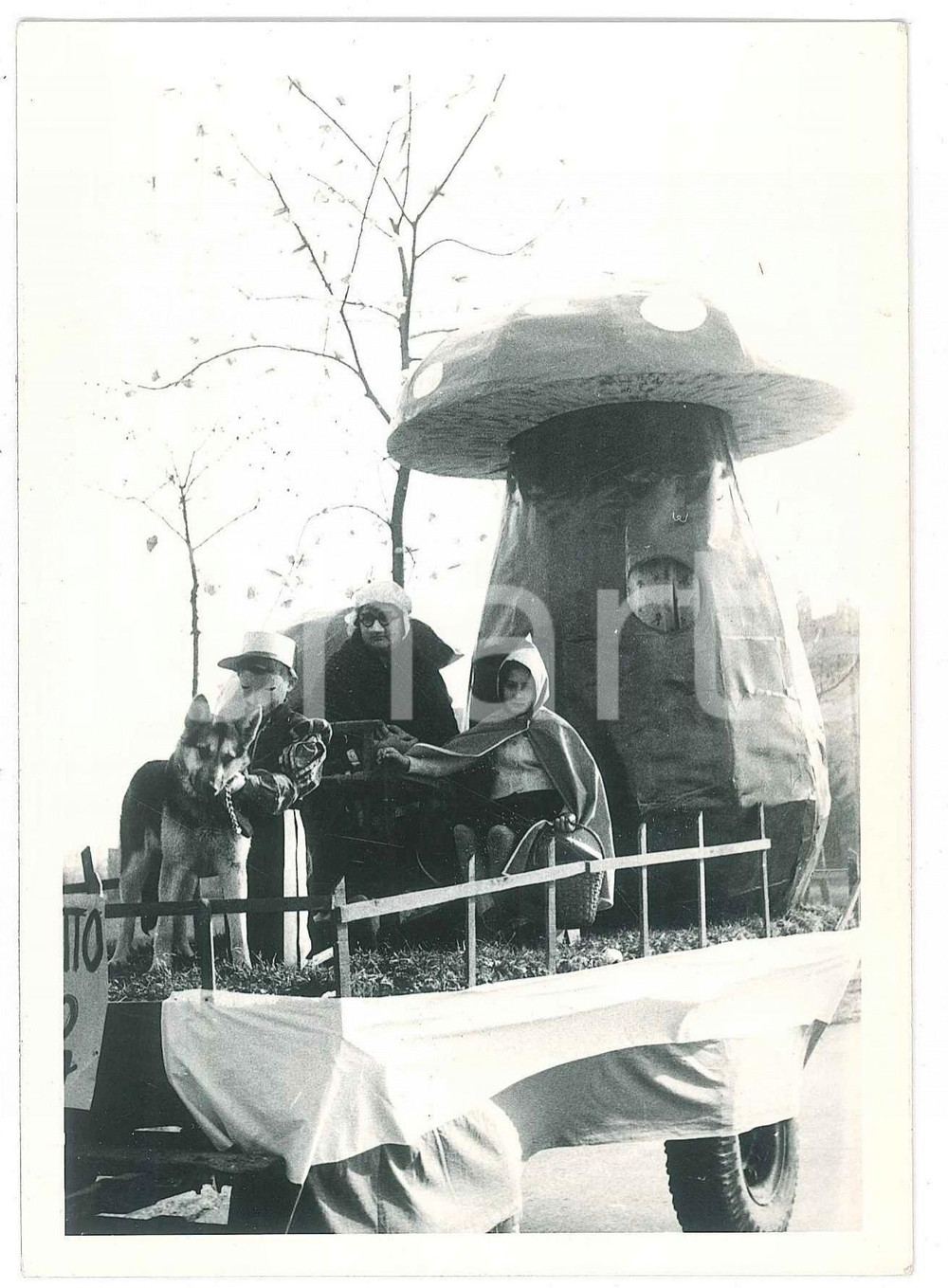 Fotografia d epoca originale 1965 ca LODI  CARNEVALE  Carro Cappuccetto Rosso 3 Foto PINO 10x15 1