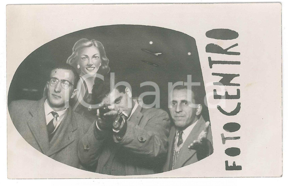 Fotografia d epoca originale 1940 ca COSTUME ITALIA Gruppo di amici  Tiro al bersaglio  Fotocentro CURIOSA 1