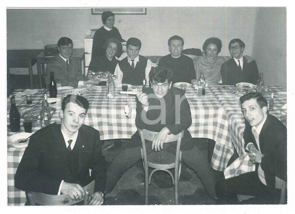 Fotografia d epoca originale 1965 MILANO Pensionato BOCCONI  Sabato Grasso di CARNEVALE Foto 11x8 cm 1