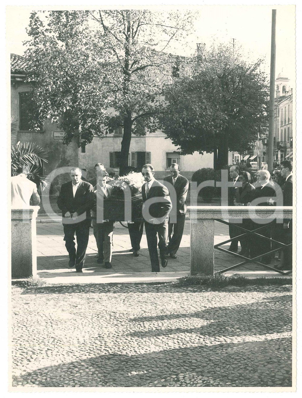 Fotografia d epoca originale 1959 VIGEVANO Ingresso chiesa Madonna della Neve  Funerale 5 Foto 18x24 cm 1