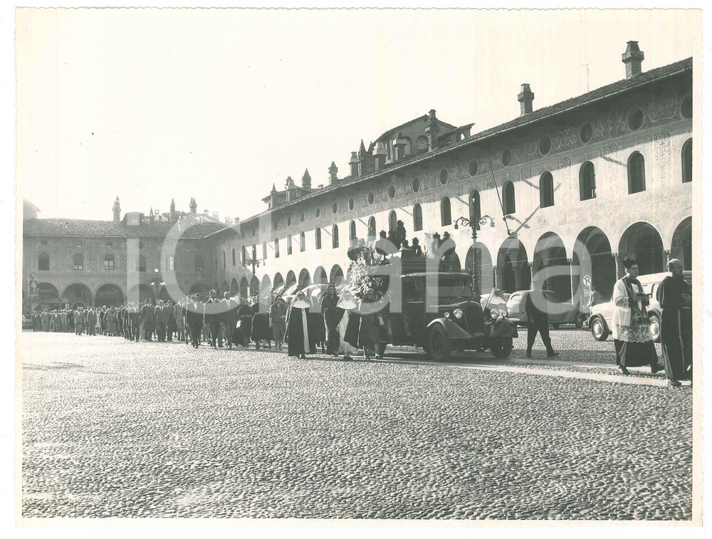 Fotografia d epoca originale 1959 VIGEVANO Funerale  Corteo in Piazza Ducale 1 Fotografia 24x18 cm 1