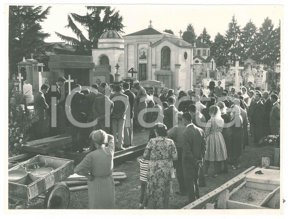 Fotografia d epoca originale 1959 Cimitero di VIGEVANO  Funerale 2 Fotografia 24x18 cm 1