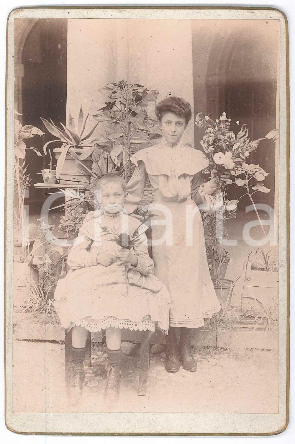Fotografia d epoca originale 1900 ca ITALIA Giovani sorelle in abito bianco tra i fiori Foto anonima 11x16 1