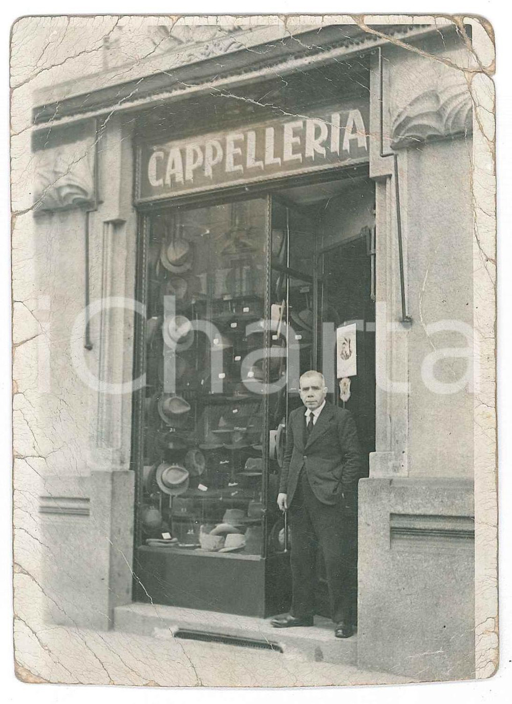 Fotografia d epoca originale 1930 ca COSTUME ITALIA Cappelleria con negoziante Foto DANNEGGIATA 9x12 cm 1