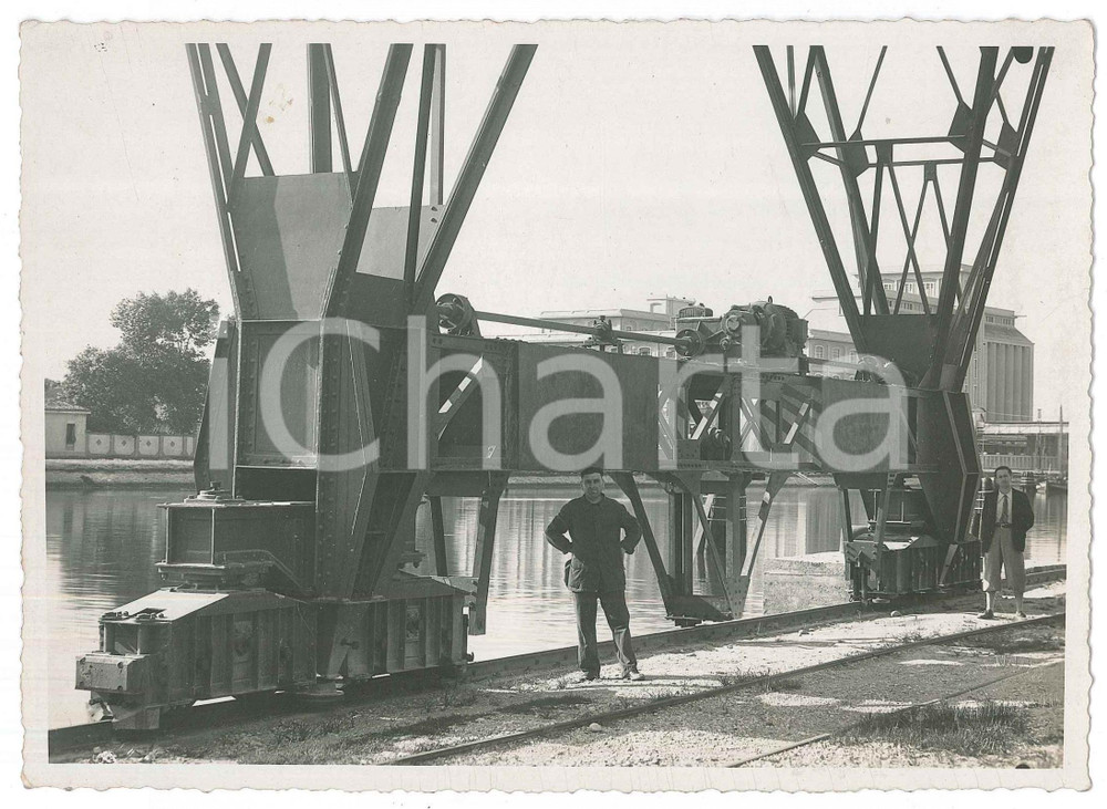Fotografia d epoca originale 1940 ca VENEZIA MESTRE Cantiere meccanico lungo un canale Foto ANIMATA 18x13 1