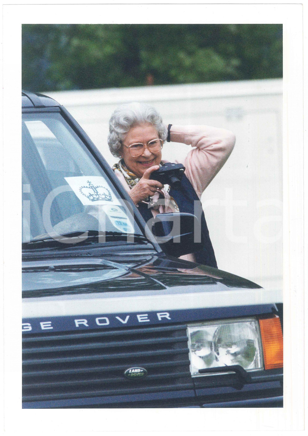 Fotografia d epoca originale 2000 WINDSOR HORSE SHOW Queen Elizabeth II with a camera  Photo 21x29 cm 1