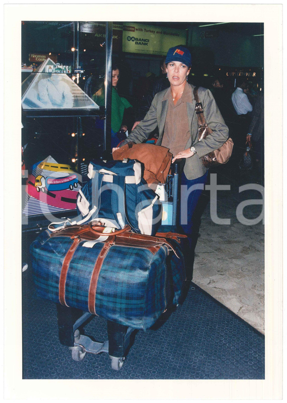 Fotografia d epoca originale 1997 LONDON Princess Caroline of Monaco at the HEATHROW AIRPORT Photo 21x29 cm 1