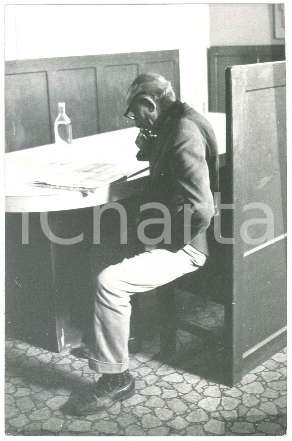 Fotografia d epoca originale 1970 ca MILANO  PANE QUOTIDIANO Senzatetto legge giornale  Foto 20x30 cm 1