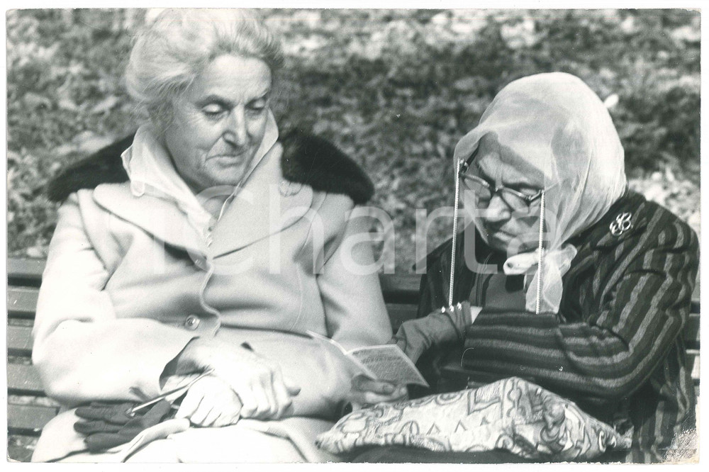 Fotografia d epoca originale 1970 ca MILANO  CLOCHARD Senzatetto su una panchina  Foto 30x20 cm 1 1