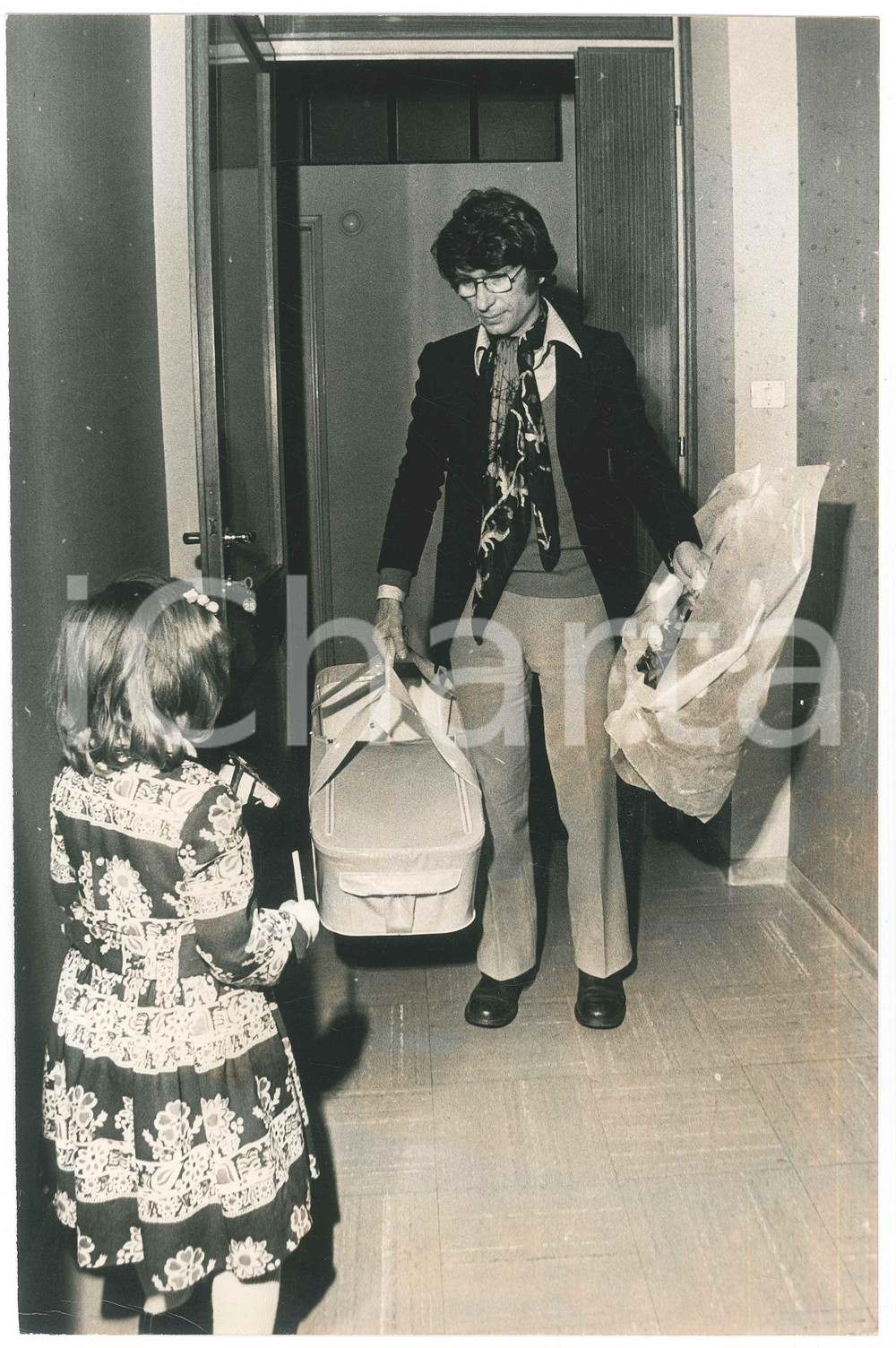 Fotografia d epoca originale 1970 ca COSTUME ITALIA Nicola DI BARI in ospedale Nascita seconda figlia 9 1