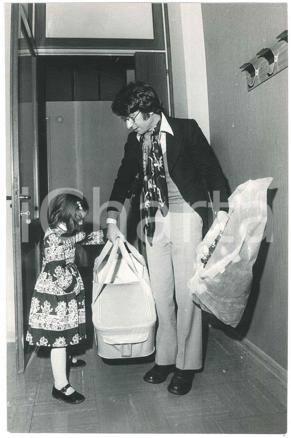 Fotografia d epoca originale 1970 ca COSTUME ITALIA Nicola DI BARI in ospedale  Nascita seconda figlia 8 1