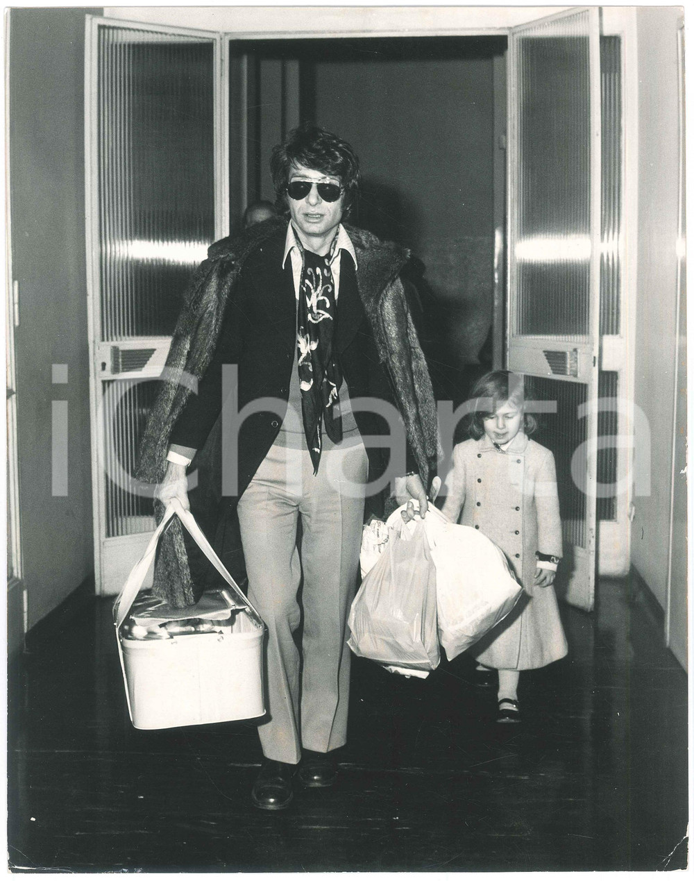 Fotografia d epoca originale 1970 ca COSTUME ITALIA Nicola DI BARI in ospedale  Nascita seconda figlia 10 1