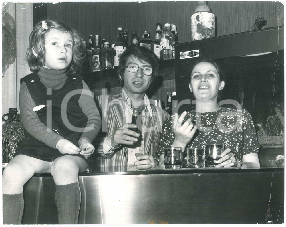 Fotografia d epoca originale 1970 ca COSTUME  ITALIA Nicola DI BARI nel salotto di casa  Foto 30x20 cm 4 1