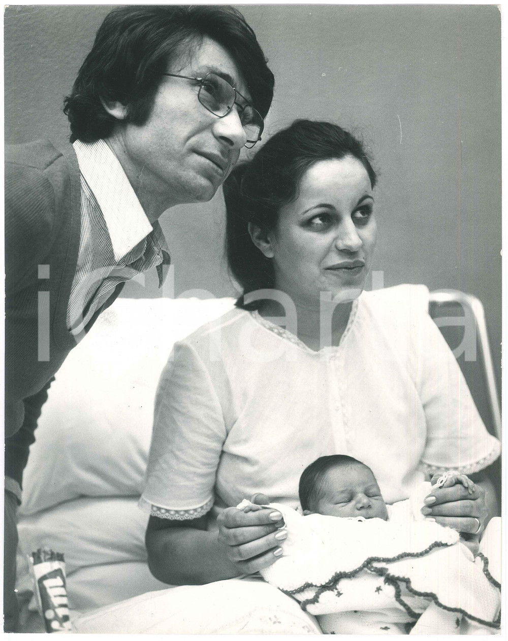 Fotografia d epoca originale 1970 ca COSTUME ITALIA Nicola DI BARI in ospedale  Nascita seconda figlia 11 1