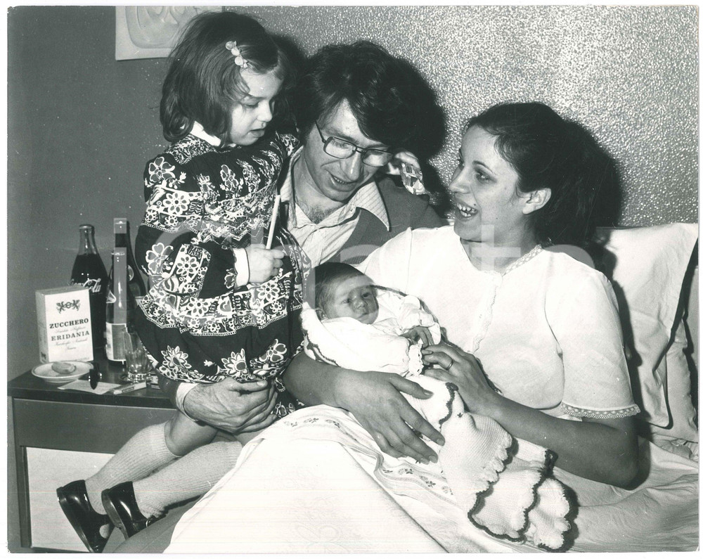 Fotografia d epoca originale 1970 ca COSTUME ITALIA Nicola DI BARI in ospedale  Nascita seconda figlia 7 1