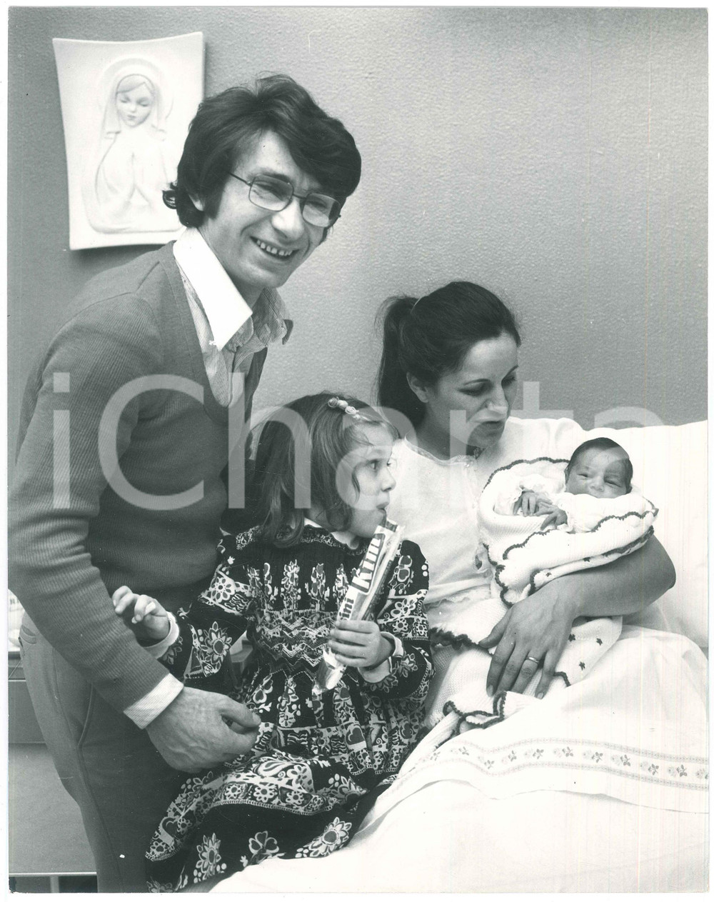 Fotografia d epoca originale 1970 ca COSTUME ITALIA Nicola DI BARI in ospedale  Nascita seconda figlia 6 1