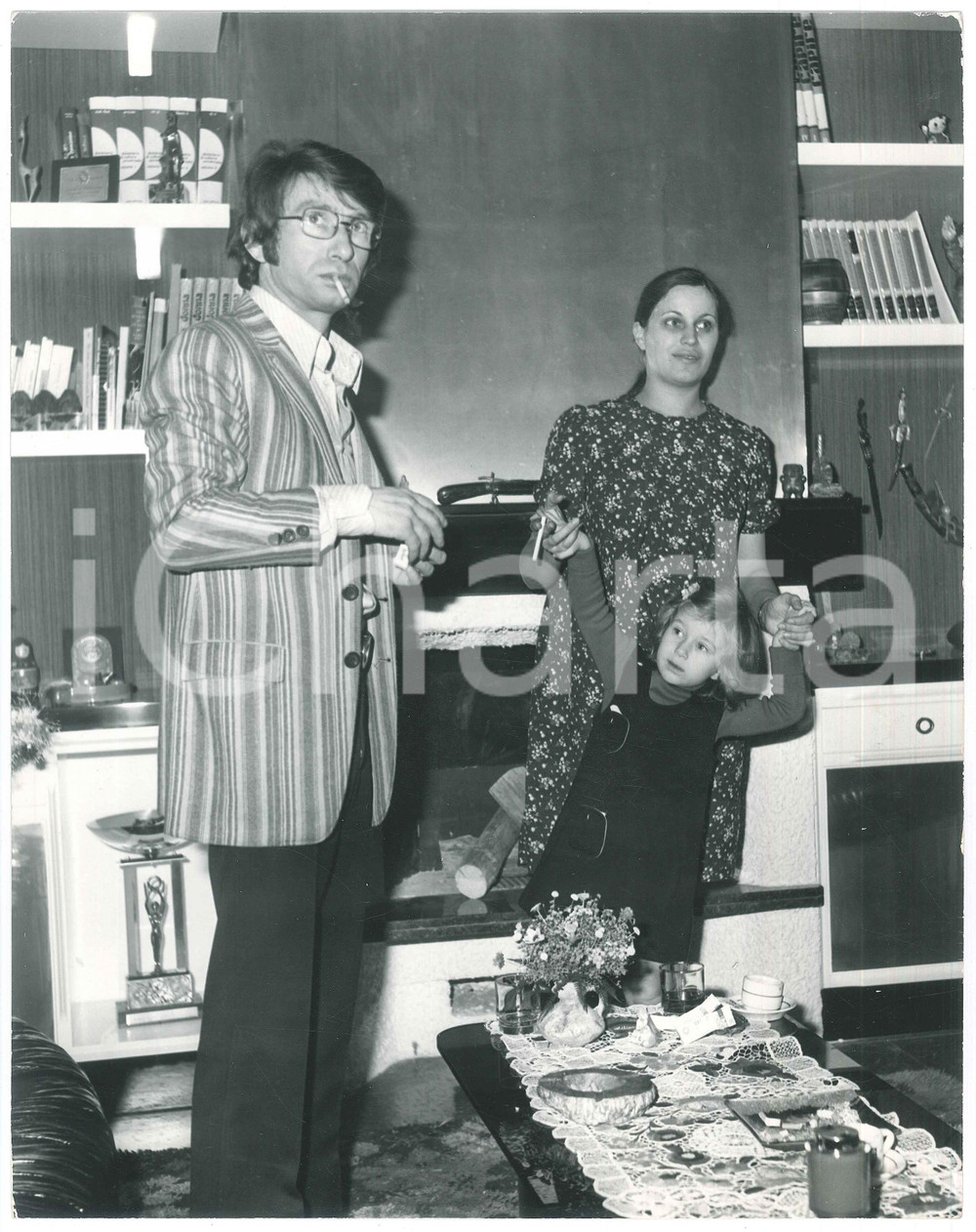 Fotografia d epoca originale 1970 ca COSTUME  ITALIA Nicola DI BARI nel salotto di casa  Foto 20x30 cm 1 1