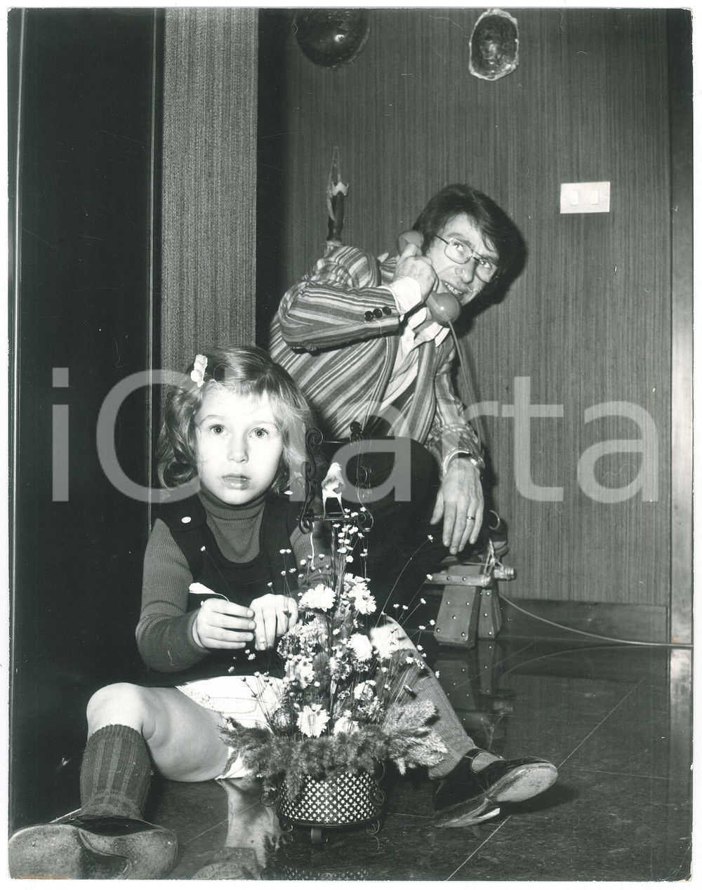 Fotografia d epoca originale 1970 ca COSTUME  ITALIA Nicola DI BARI nel salotto di casa  Foto 20x30 cm 3 1