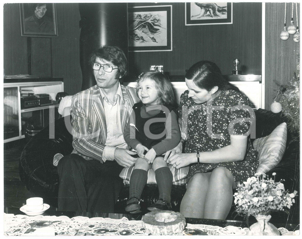 Fotografia d epoca originale 1970 ca COSTUME  ITALIA Nicola DI BARI nel salotto di casa  Foto 30x20 cm 2 1