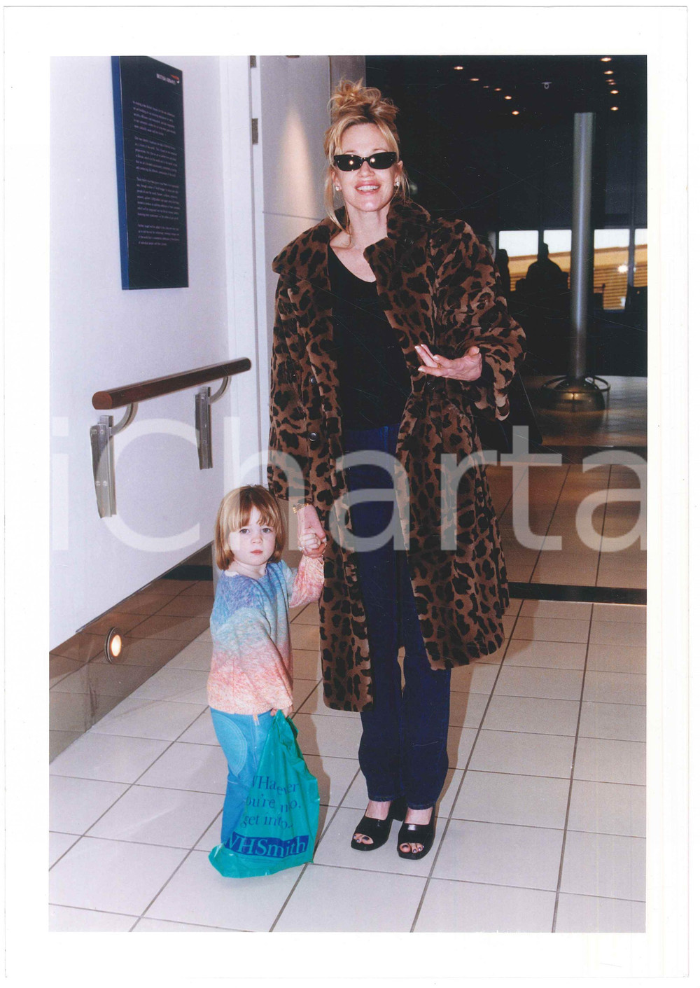 Fotografia d epoca originale 1999 LONDON Melanie GRIFFITH Stella BANDERAS at HEATHROW AIRPORT Photo 21x29 cm 1