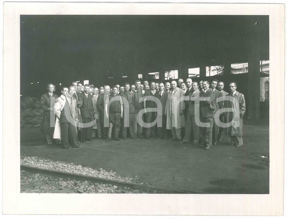 Fotografia d epoca originale 1948 LECCO Acciaieria CALEOTTO Dirigenti e maestranze  Foto gruppo 24x18 1