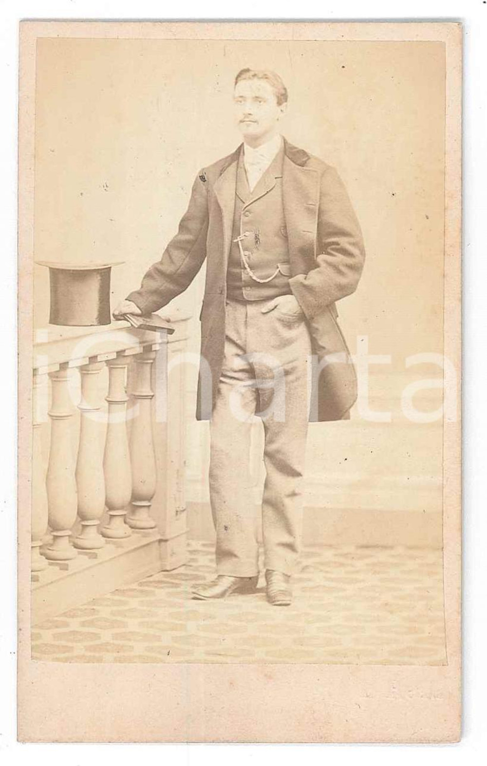 Fotografia d epoca originale 1875 ca FIRENZE Giovane uomo con cilindro  Ritratto  Foto L. REALI CDV 1