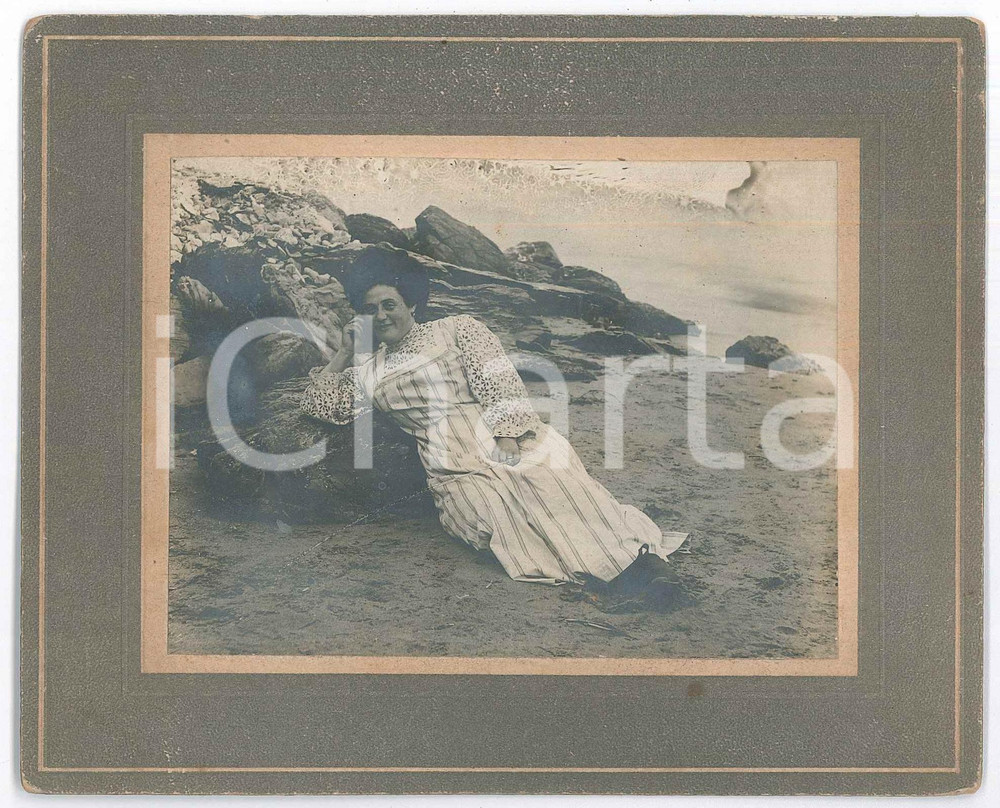 Fotografia d epoca originale Agosto 1909 LAIGUEGLIA Donna in spiaggia  Ritratto  Fotografia 16x13 cm 1