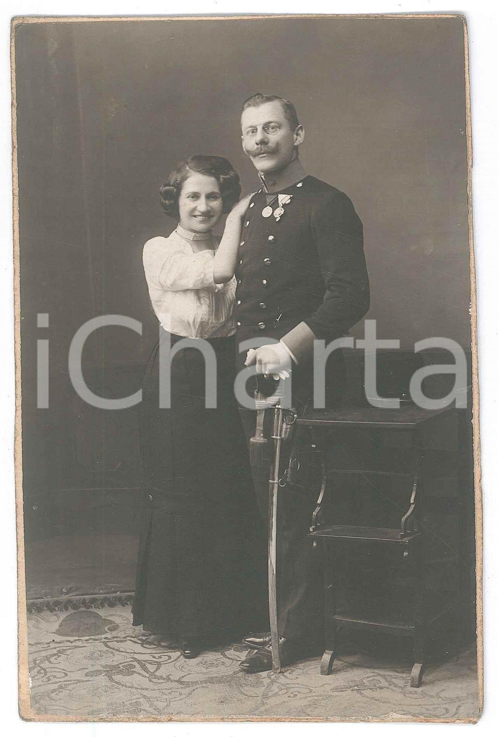 Fotografia d epoca originale 1900 ca s. l. Ufficiale con la moglie  Ritratto  Fotografia 10x15 cm 1