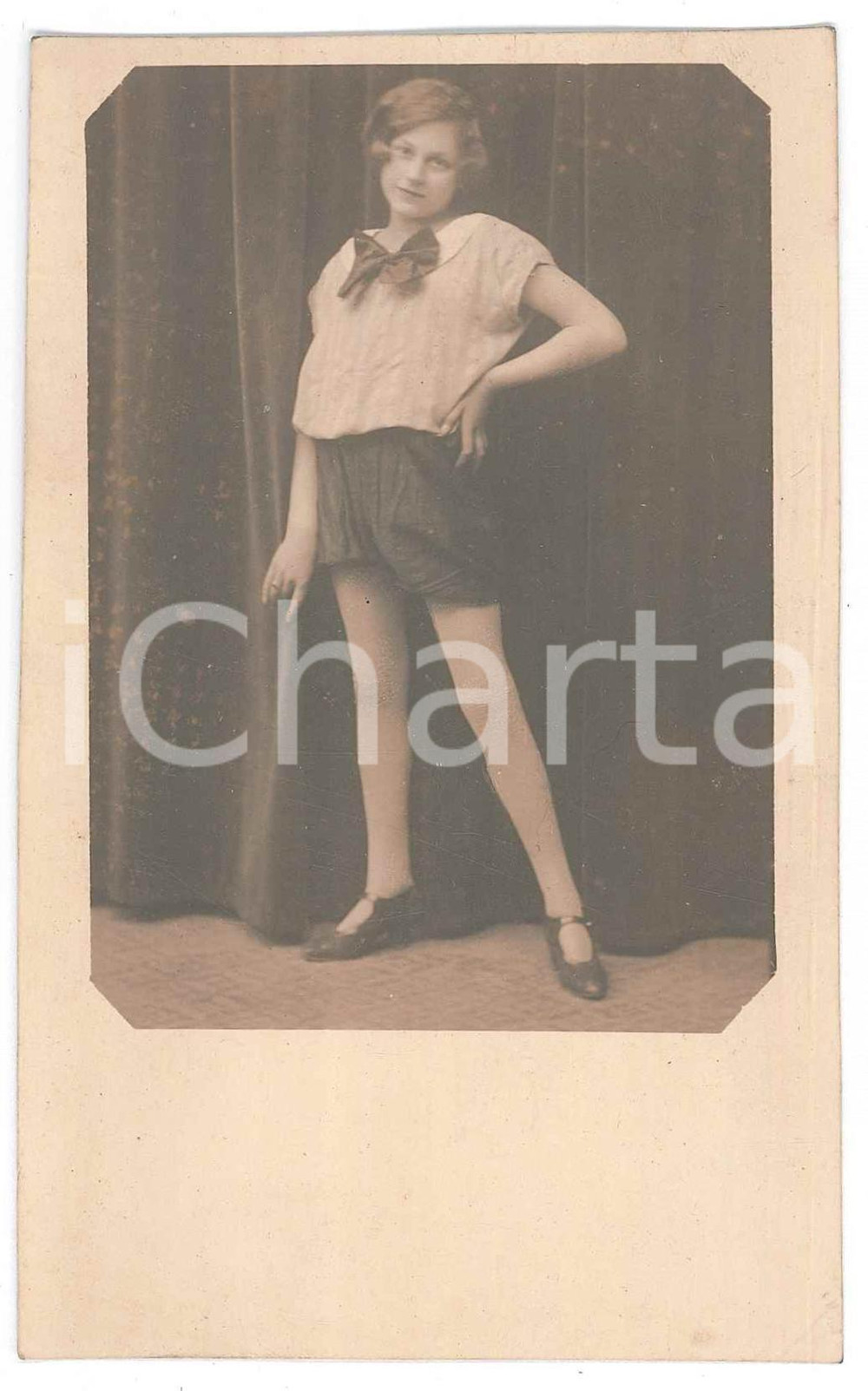 Fotografia d epoca originale 1920 ca s. l. MODA Ragazza in pantaloncini  Ritratto  Foto cartolina 9x14 cm 1