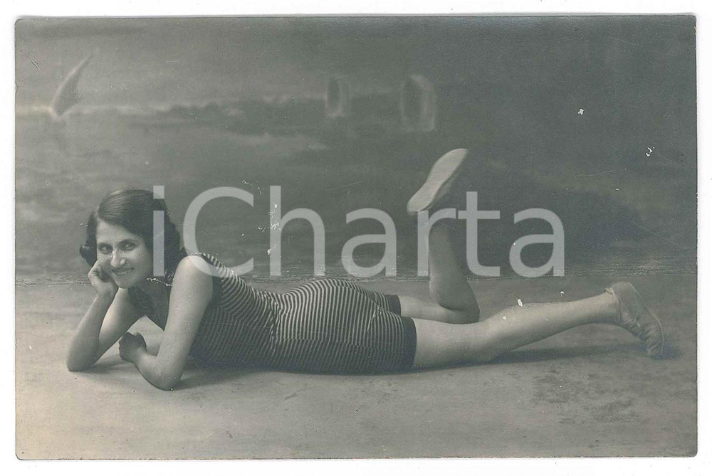 Fotografia d epoca originale 1920 ca MODA MARE Giovane donna in costume da bagno  Ritratto  Foto 14x9 cm 1
