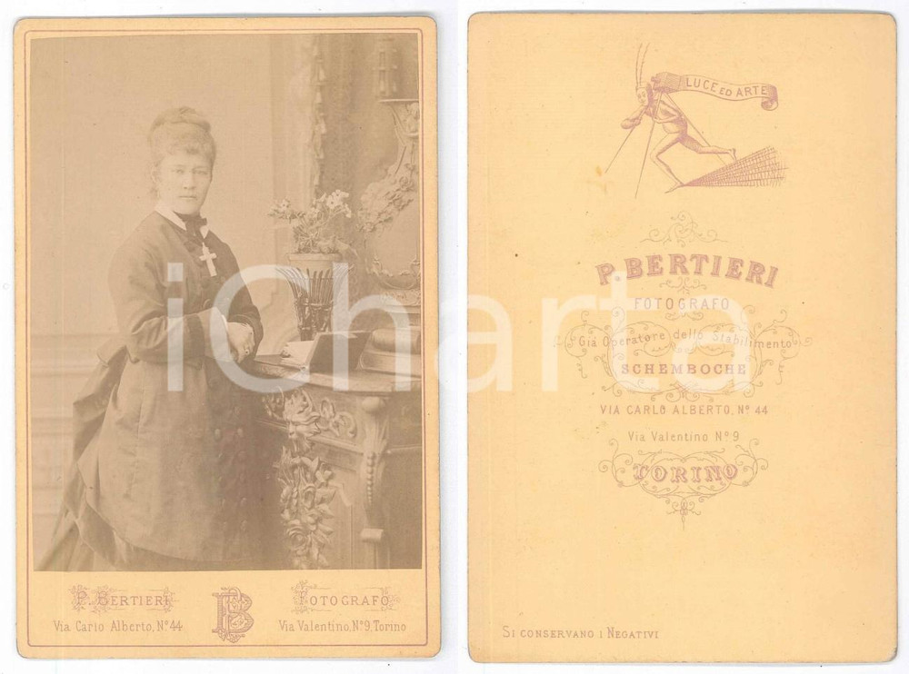 Fotografia d epoca originale 1880 ca TORINO giovane donna con croce al collo  Ritratto Foto BERTIERI 1