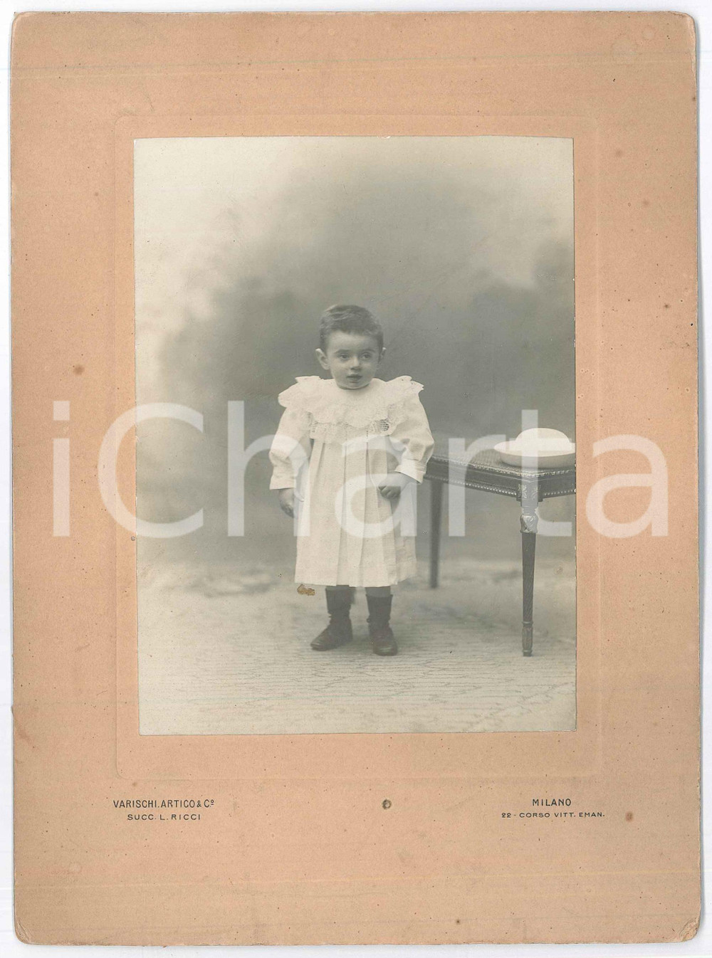 Fotografia d epoca originale 1915 ca MILANO Bambino in abito bianco  Ritratto   Foto VARISCHI & ARTICO 1