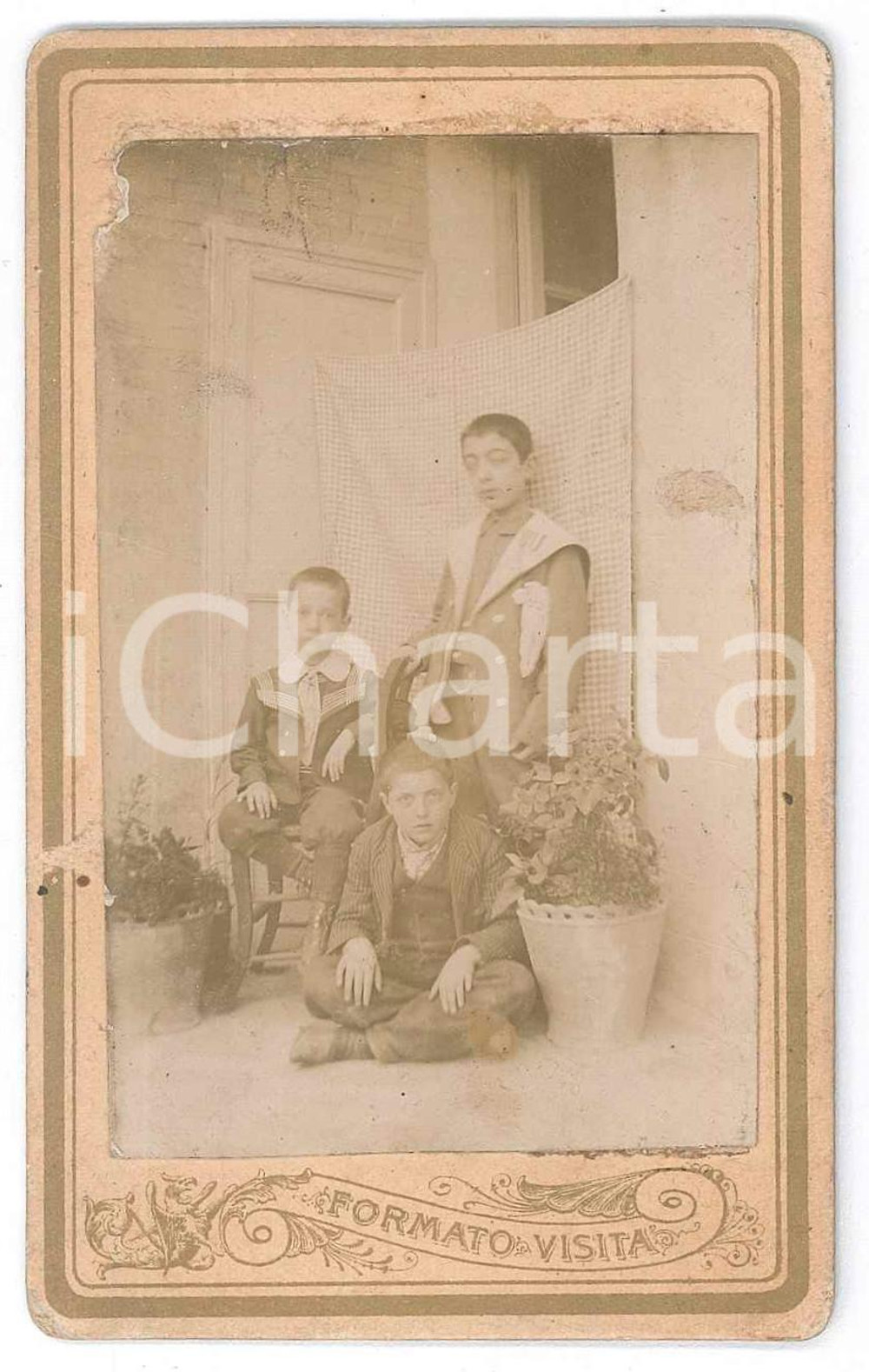 Fotografia d epoca originale 1900 ca COSTUME ITALIA Tre bambini in cortile  Ritratto  Foto anonima CDV 1