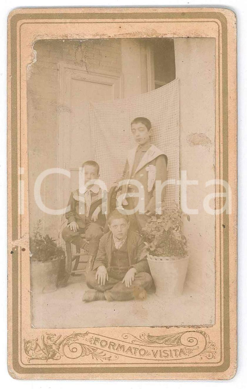 Fotografia d epoca originale 1900 ca COSTUME ITALIA Tre bambini in cortile  Ritratto  Foto anonima CDV 1