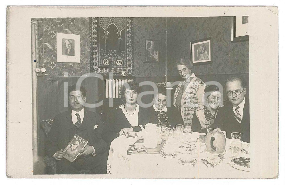 Fotografia d epoca originale 1931 ITALIA Gruppo di famiglia con Ariel armato  Foto anonima 14x9 cm 1