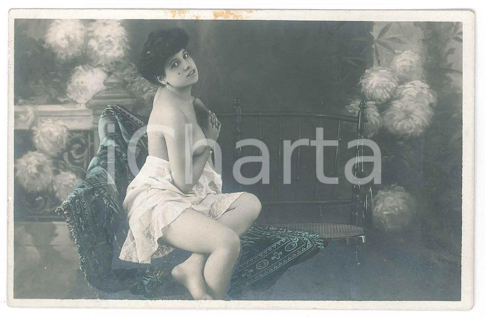 Cartolina originale da collezione 1910 ca VINTAGE EROTIC Woman sitting in lingerie  Postcard topless 1