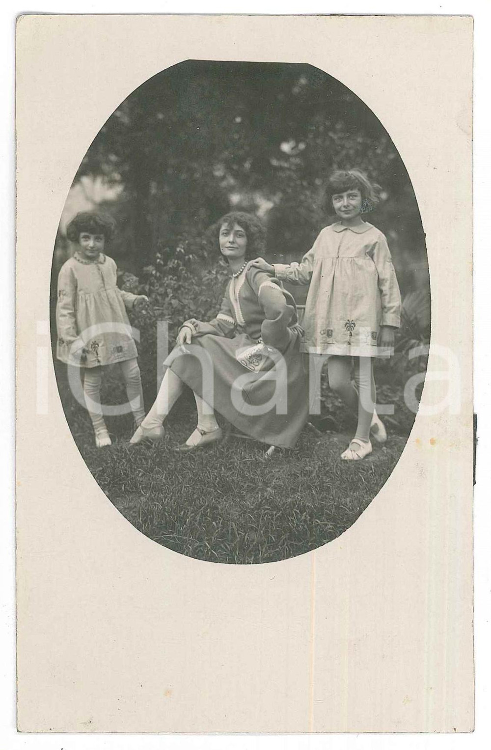 Fotografia d epoca originale 1930 ITALIA Giovane madre con le due figlie  Ritratto Foto anonima 9x14 1