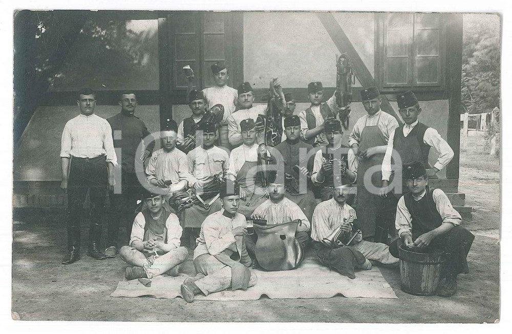 Fotografia d epoca originale 1910 ca s. l. MILITARIA Soldati in officina con strumenti musicali Foto 14x9 cm 1