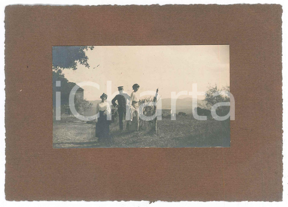 Fotografia d epoca originale 1910 ca ITALIA Ufficiale del Regio Esercito in campagna con due donne Foto 1