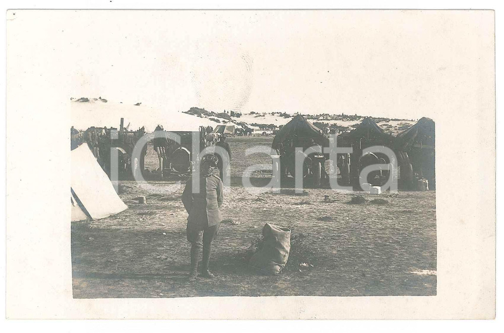 Fotografia d epoca originale 1915 ca WW1 ZONA DI GUERRA Ufficiale in accampamento militare  Foto cartolina 1