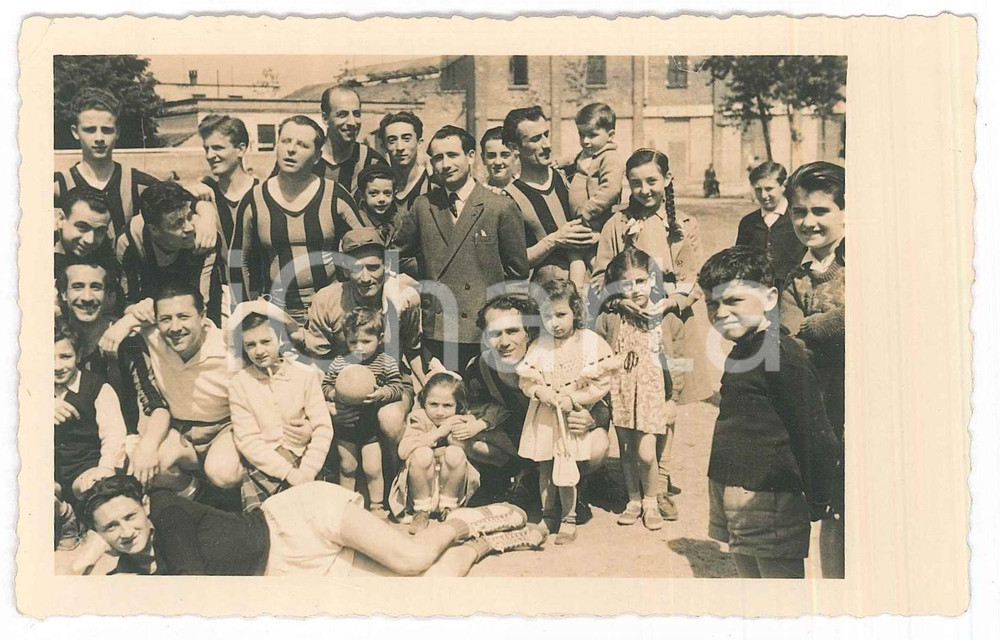 Fotografia d epoca originale 1940 ca LODI Oratorio SAN LUIGI  Squadra amatoriale calcio Foto anonima 14x9 1