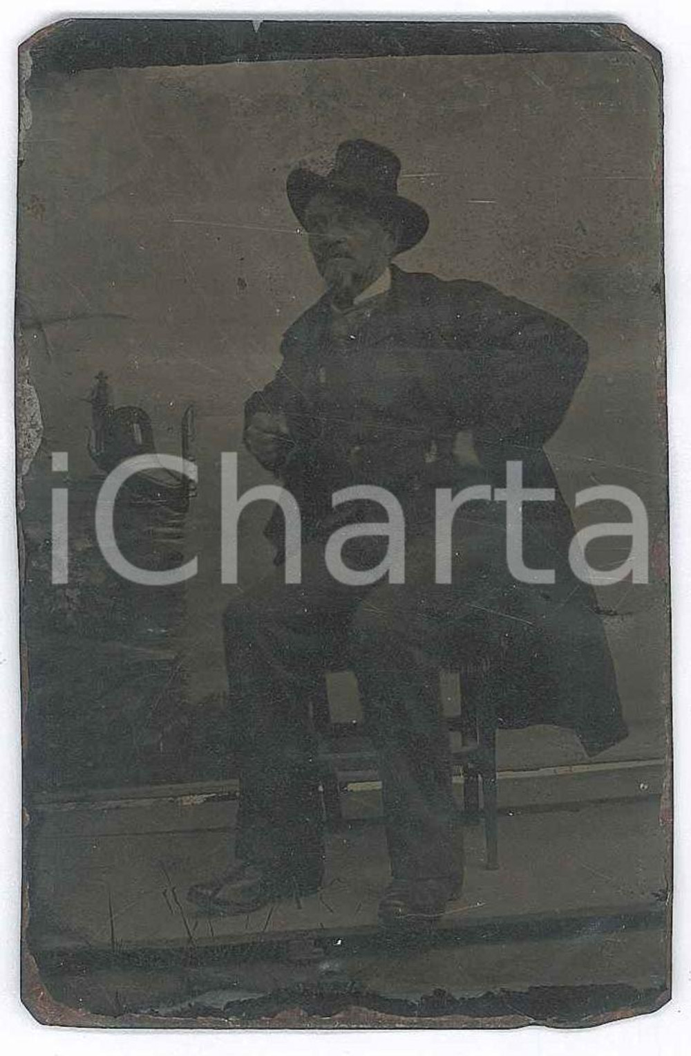 Fotografia d epoca originale 1890 ca ITALIA  Uomo seduto con cappello  Ritratto  Foto FERROTIPIA 6x9 cm 1