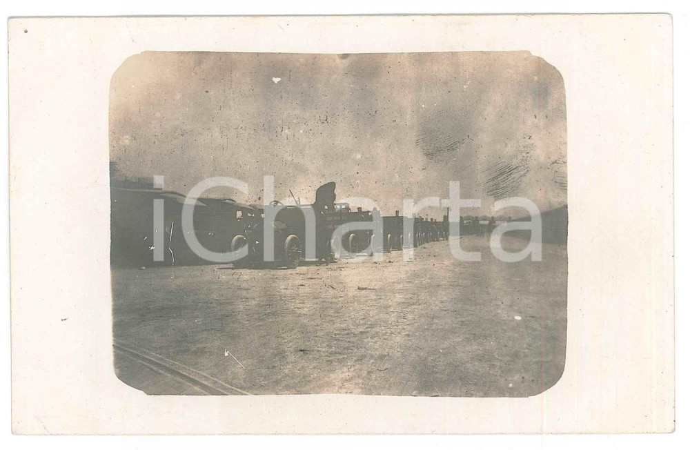 Fotografia d epoca originale 1915 ca WW1 ZONA DI GUERRA Colonna di automezzi in movimento  Foto cartolina 1