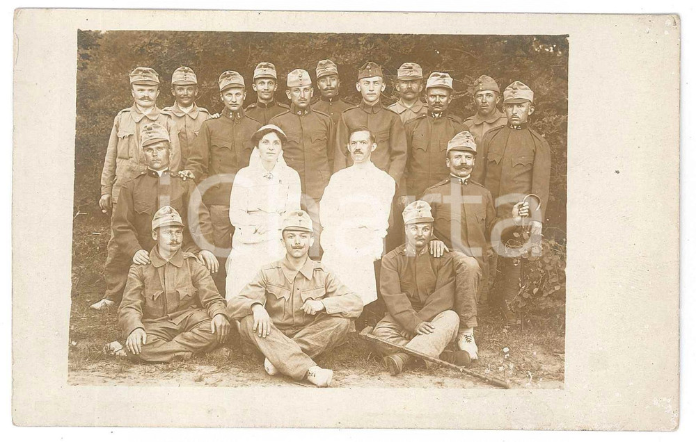 Fotografia d epoca originale 1917 WW1 ZONA DI GUERRA  K.U.K. ARMEE  Ufficiali con medico e infermiera Foto 1