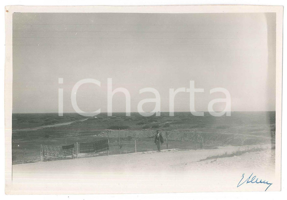 Fotografia d epoca originale 1927 LIBIA ITALIANA  Area del Gebel di GARIAN  Libico con tappeti  Foto 14x10 1