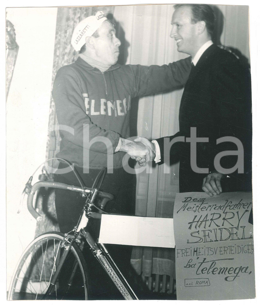 Fotografia d epoca originale 1966 BERLINO OVEST Ciclista Harry SEIDEL riceve bici in regalo da TELEMEGA Foto 1
