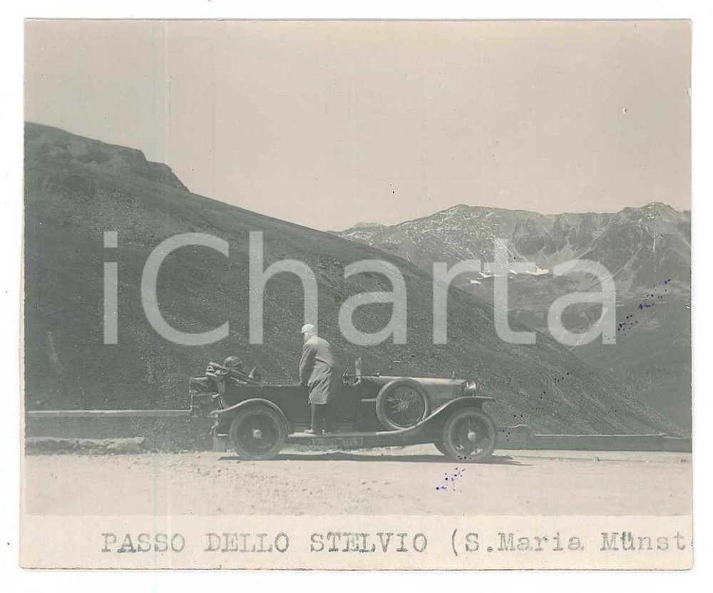 Fotografia d epoca originale 1915 ca Passo dello Stelvio  Santa Maria im Munstertal  Uomo con auto Foto 1