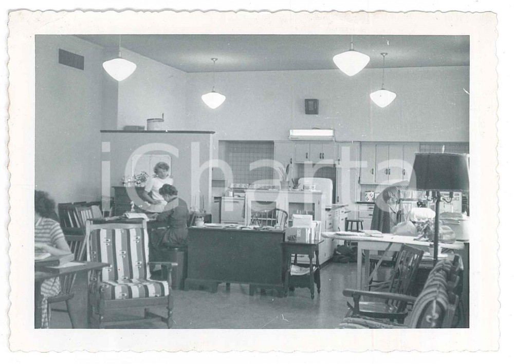 Fotografia d epoca originale 1953 SYRACUSE UNIVERSITY ? Women s living room with a kitchen Foto 13x9 cm 1